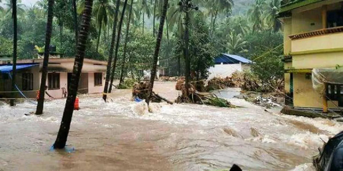 देश के कई हिस्सों में तेज बारिश और बाढ़ से हालात गंभीर, महाराष्ट्र में दो लाख लोग विस्थापित - India TV Hindi