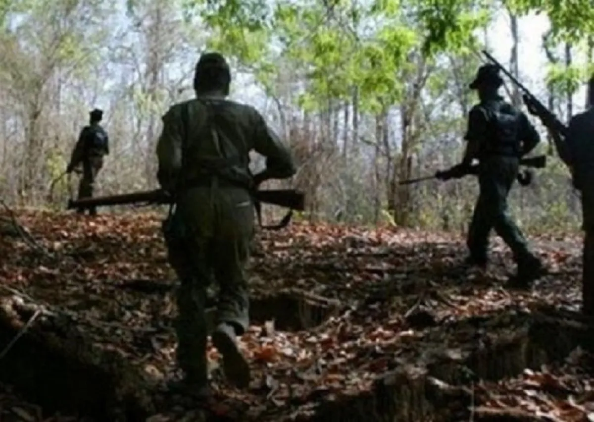 Maoists blow up 12 buildings in Jharkhand- India TV Hindi