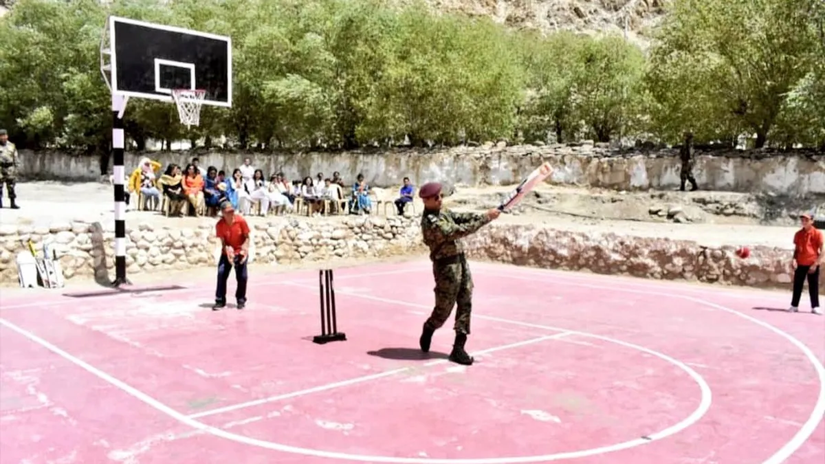 धोनी ने लेह में बच्चों के साथ खेली क्रिकेट, फोटो सोशल मीडिया पर वायरल- India TV Hindi