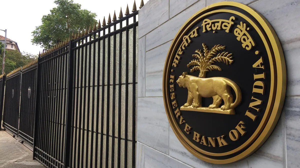 RBI board approves Rs 1.76 lakh crore transfer to government - India TV Paisa