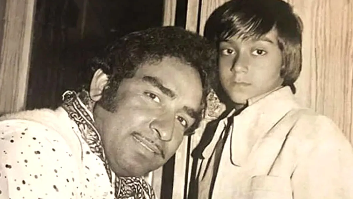 पिता वीरू देवगन के साथ अजय देवगन- India TV Hindi