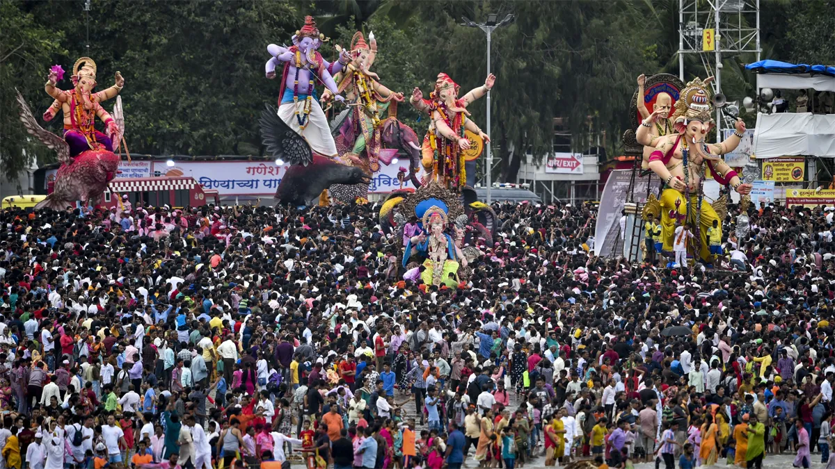 Devotees carry Ganesha idols for immersion to mark the end of Ganesh Utsav celebrations, at Girgaum- India TV Hindi