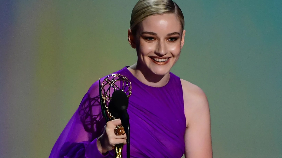 Julia Garner Beats Got Stars To Win First Emmy ज ल य ग र नर न Got स ट र क हर कर ज त एम अव र ड India Tv Hindi News