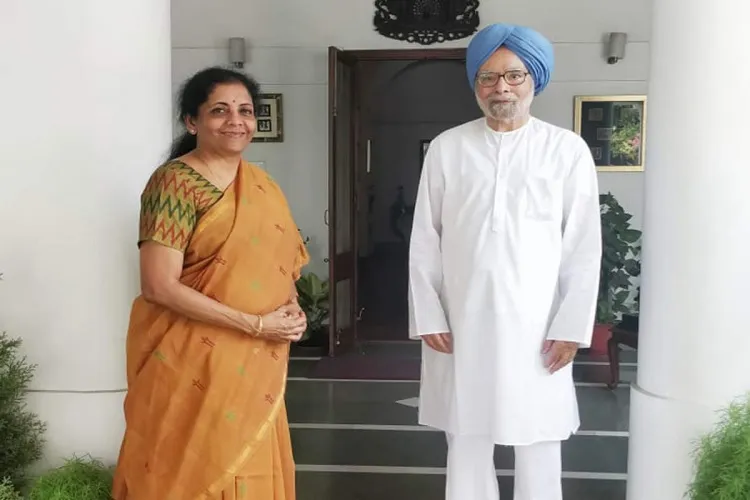 Finance minister Nirmala Sitharaman (left) with former Prime MinisterPrime Minister Manmohan Singh- India TV Paisa