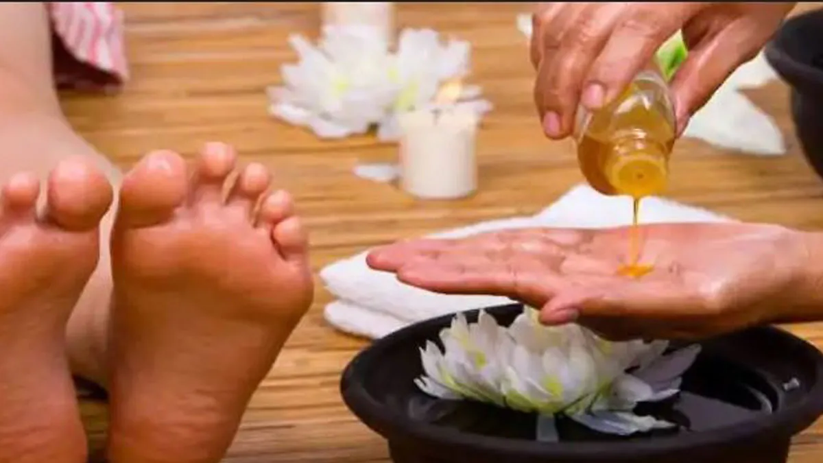 oil foot massage benefit- India TV Hindi