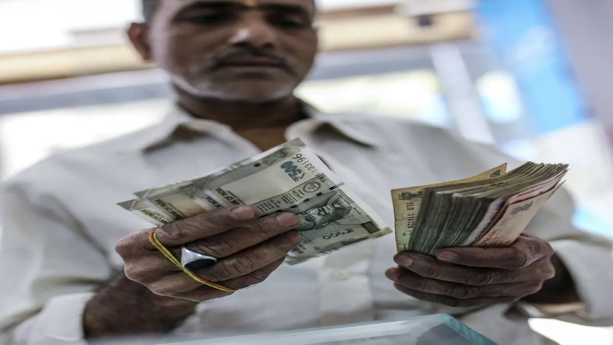 Rupee tumbles 68 paise against US dollar on crude oil woes- India TV Paisa