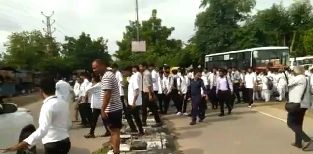 बस से उतरने के दौरान दिव्यांग छात्रा की मौत के बाद प्रदर्शन- India TV Hindi