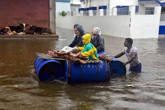 बिहार-उत्तर प्रदेश में मौसम का कहर, लोग सड़क पर डाला रहे मछलियों को दाना- India TV Hindi