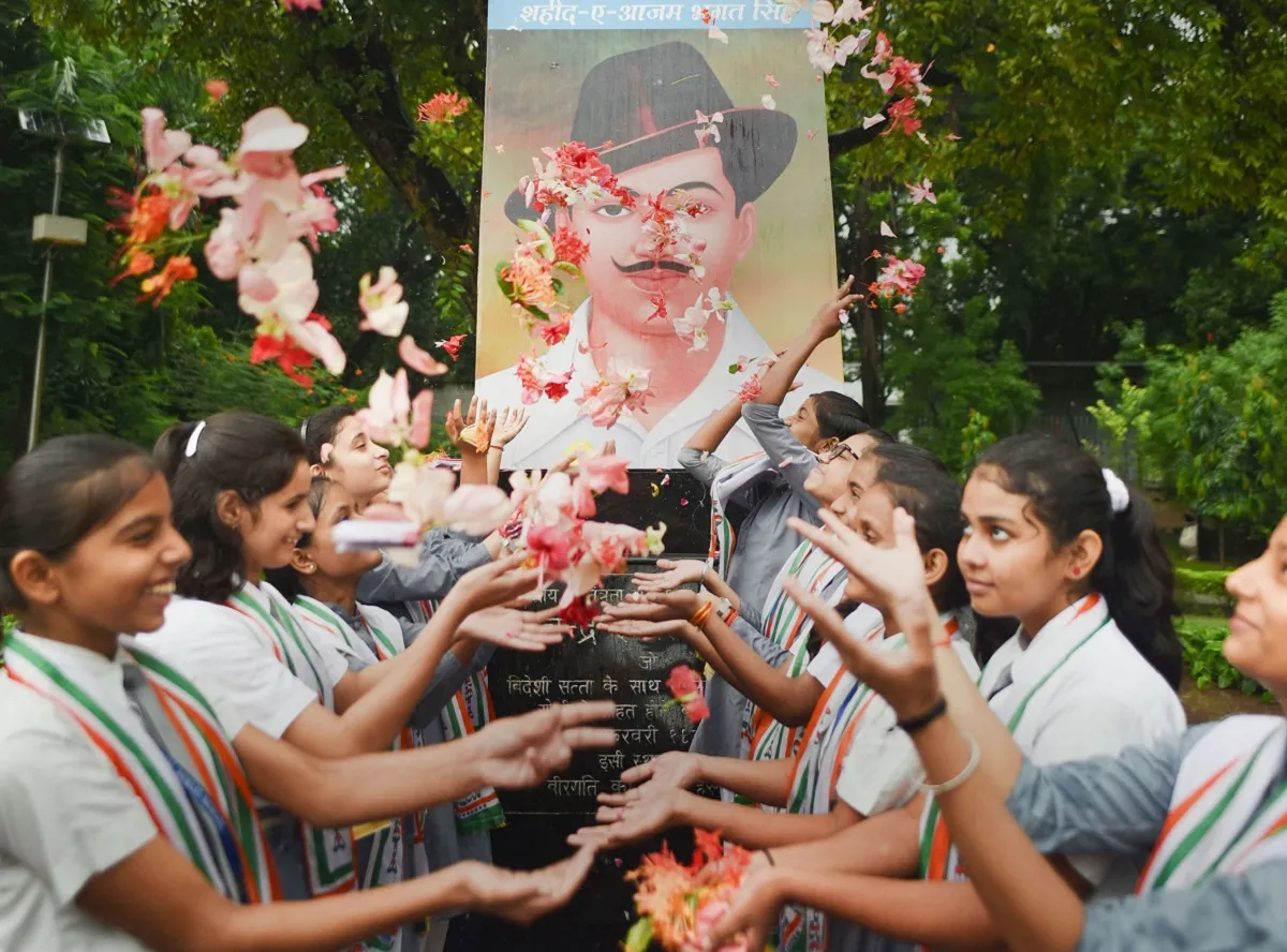 Students pay floral tribute to Shaheed Bhagat Singh on the...- India TV Hindi