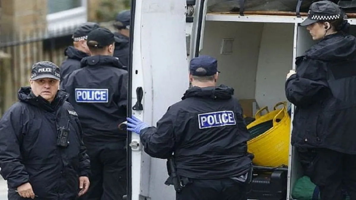 39 dead bodies found in truck container in UK - India TV Hindi