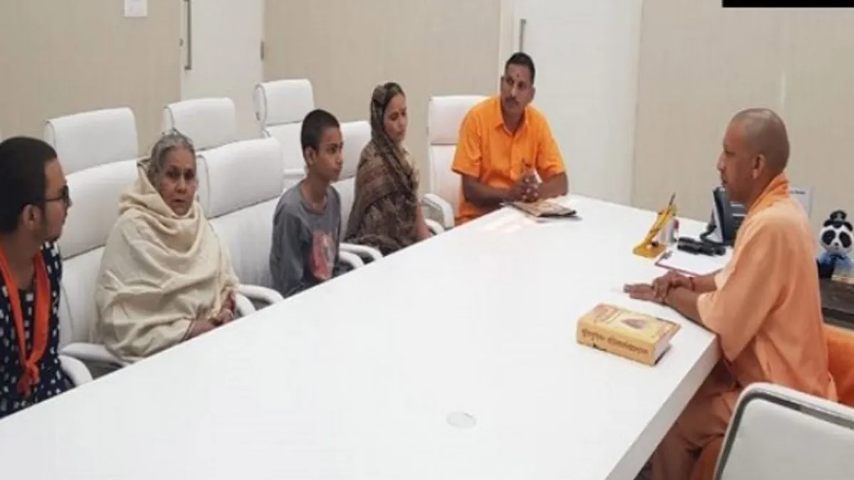कमलेश तिवारी के परिजनों से मुलाकात करते हुए सीएम योगी- India TV Hindi