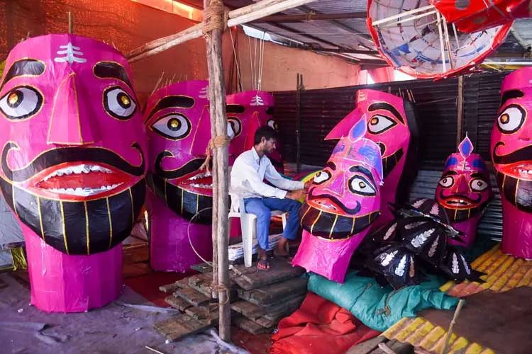 An artist prepares an effigy of the demon King Ravana ahead...- India TV Hindi