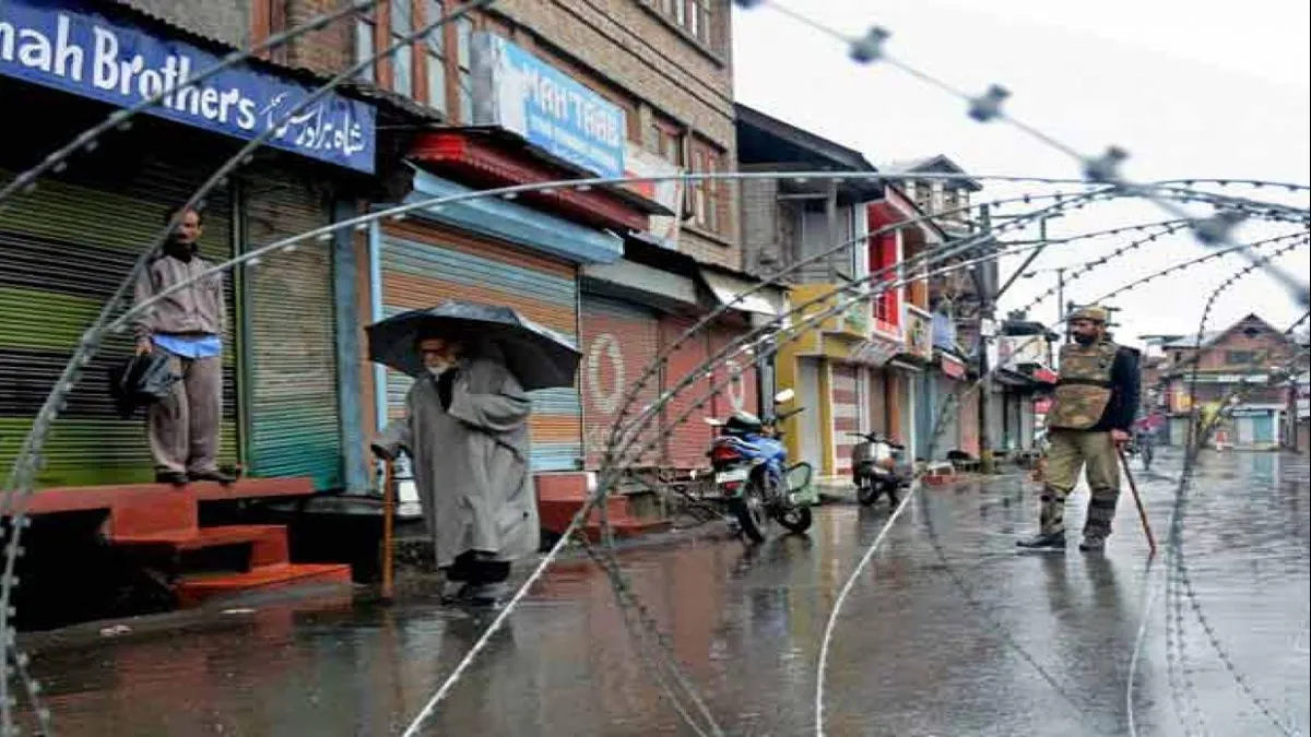 Kashmir businesses suffer Rs 10,000-crore hit- India TV Paisa
