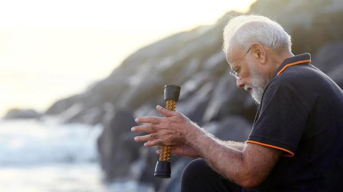 PM Modi reveals he was carrying an acupressure roller at Mamallapuram beach | Twitter- India TV Hindi