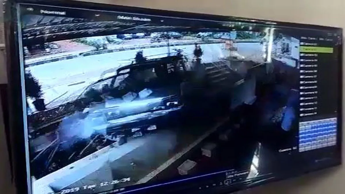 Omni car crashes mosque wall 5 injured- India TV Hindi
