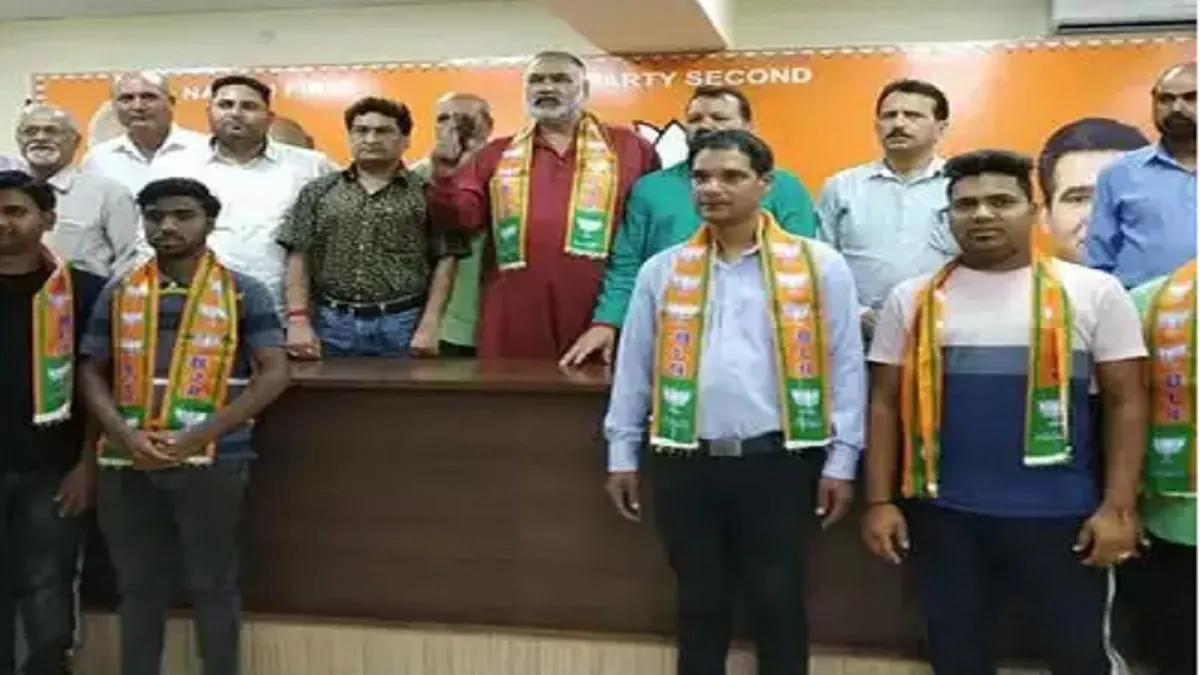 Former PDP leader and several others join BJP in Jammu- India TV Hindi