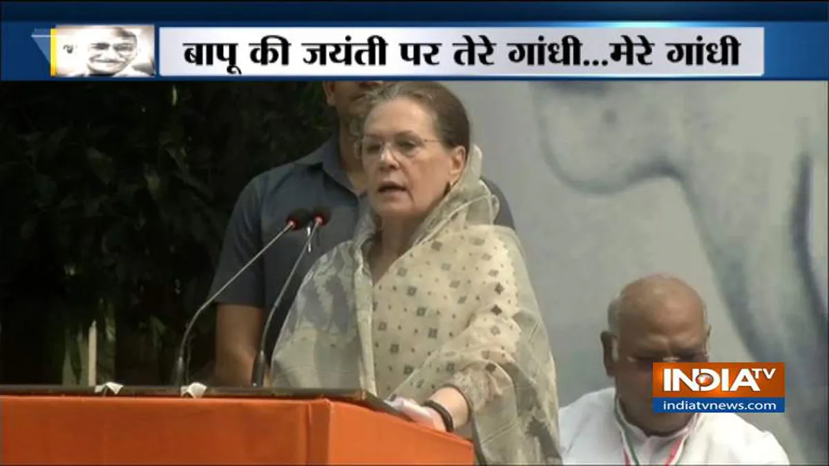Sonia Gandhi targets Government and RSS on Gandhi Jayanti - India TV Hindi