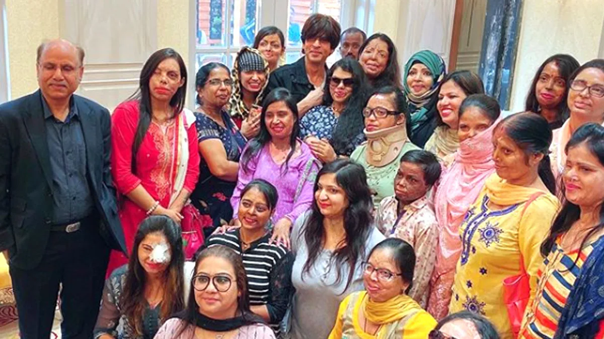 Shah Rukh Khan with acid attack survivors- India TV Hindi
