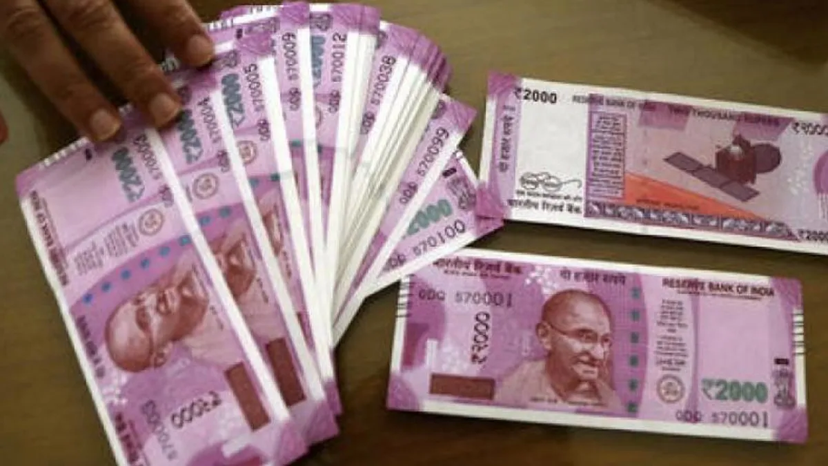 Maharashtra man with 3 rupees in his pocket returns Rs 40,000 lying at bus stop - India TV Hindi