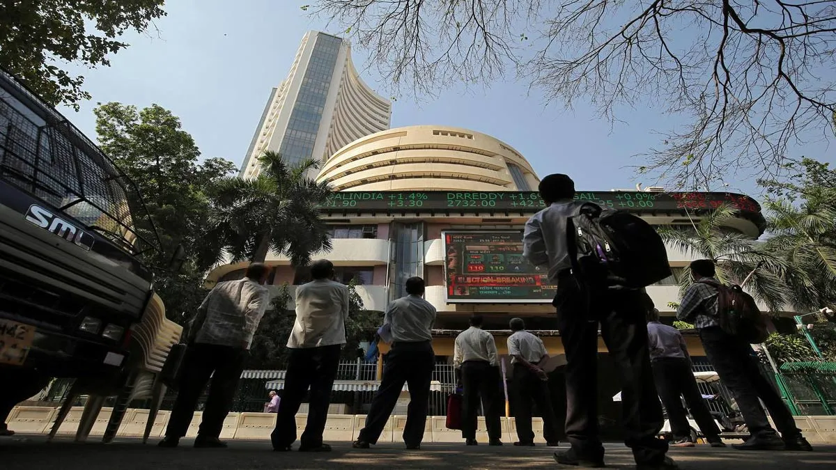 Sensex ends marginally higher; Yes Bank drops 5 pc- India TV Paisa