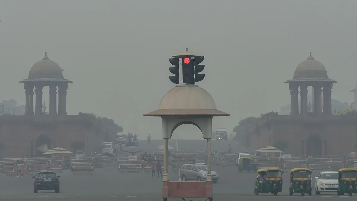 View of Rajpath shrouded in smog in New Delhi.- India TV Hindi