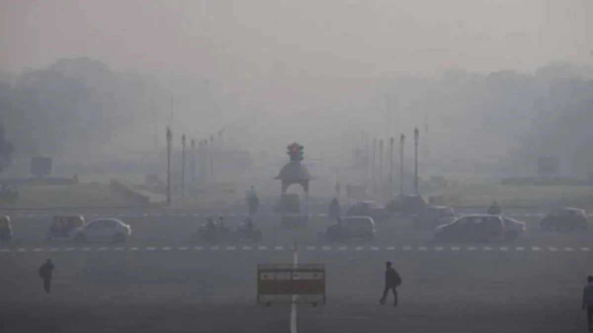 दिल्ली-एनसीआर बना गैस चैम्बर, आज प्रदूषण के सारे रिकॉर्ड टूटे; वायु गुणवत्ता ‘आपात’ श्रेणी में पहुंच- India TV Hindi