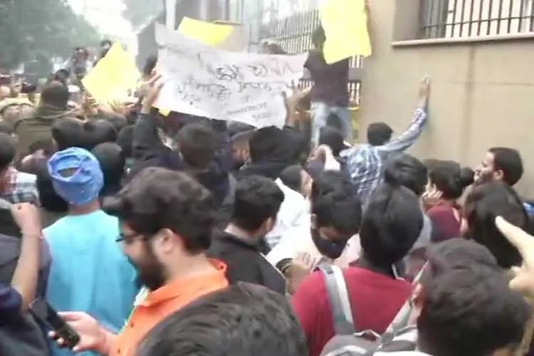 ABVP holds protest outside UGC against fee hike- India TV Hindi