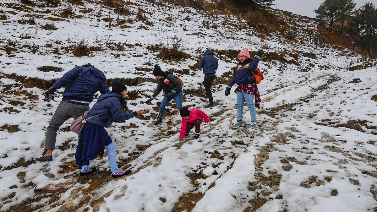 Himachal's Kufri temperatures below zero, school closed in...- India TV Hindi