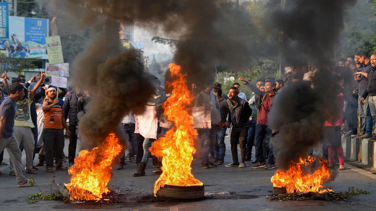 College students burn tyres during their protest strike...- India TV Hindi
