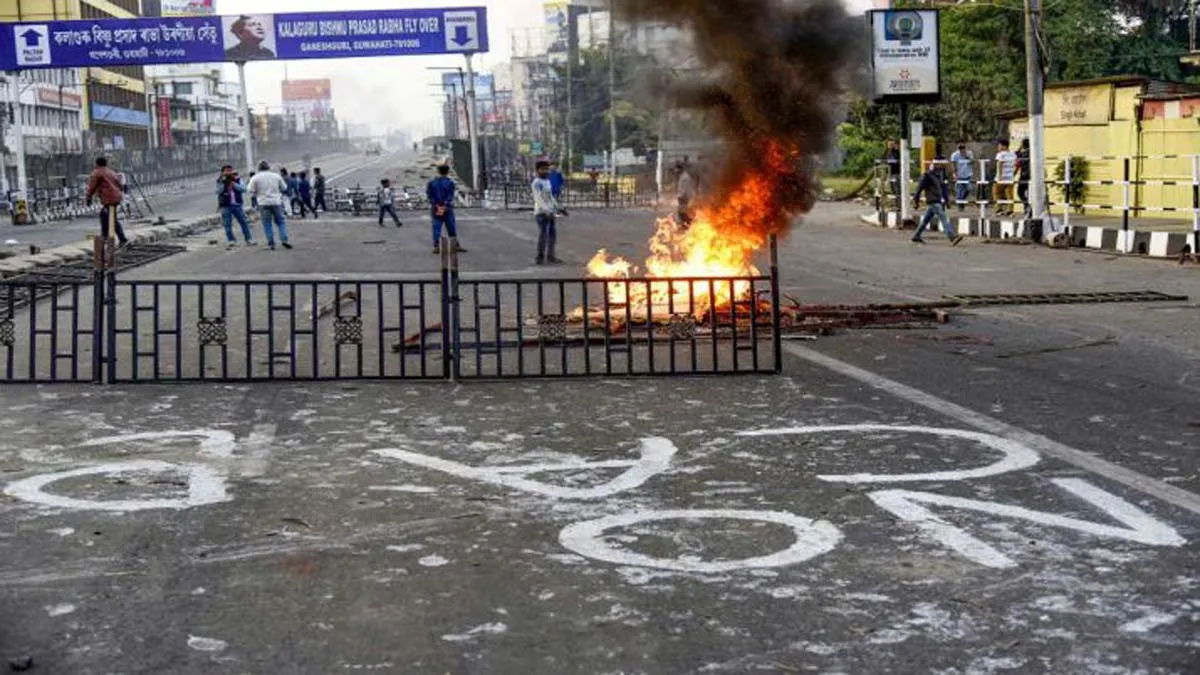 असम में विरोध प्रदर्शन की तस्वीर- India TV Hindi