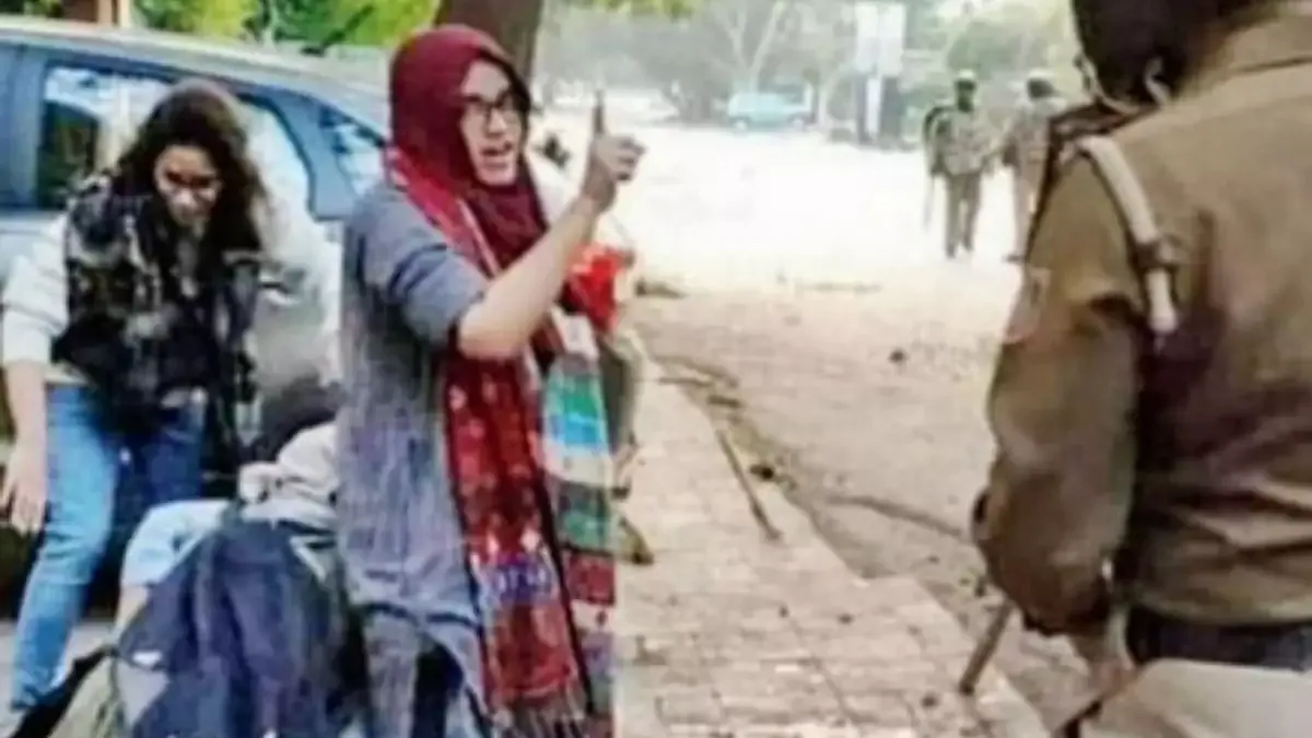 जामिया प्रदर्शन का चेहरा बनी युवती आयशा रेना आतंकी समर्थक है?- India TV Hindi