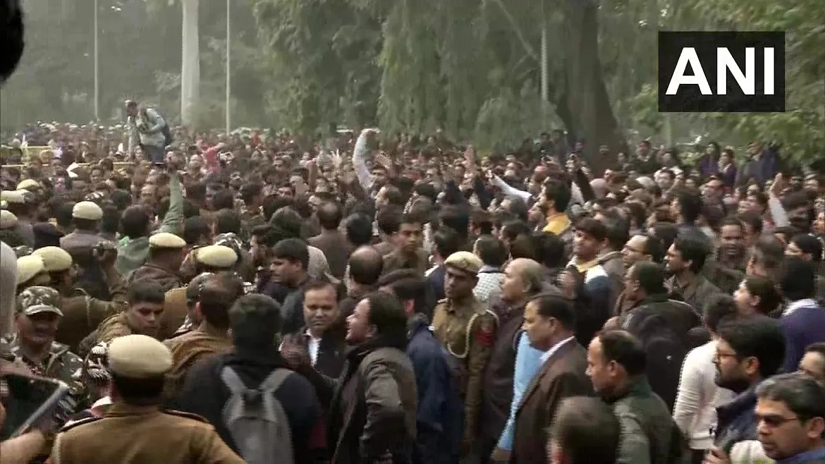 Protest of teachers at Delhi University, HRD Ministry will...- India TV Hindi