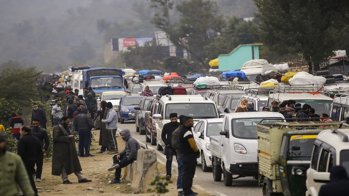 Security force convey on Srinagar-Jammu highway, Mughal and...- India TV Hindi
