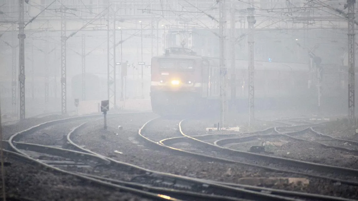 उत्तर भारत में कड़ाके की ठंड, रेल और वायु परिवहन कोहरे से प्रभावित- India TV Hindi