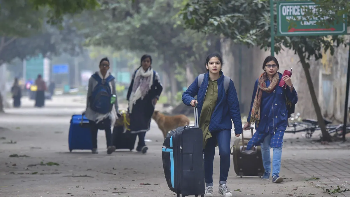 Students leave from Jamia Millia Islamia hostel- India TV Hindi