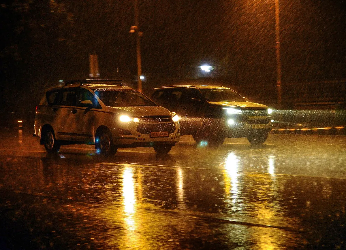 Vehicles ply during rain in New Delhi- India TV Hindi