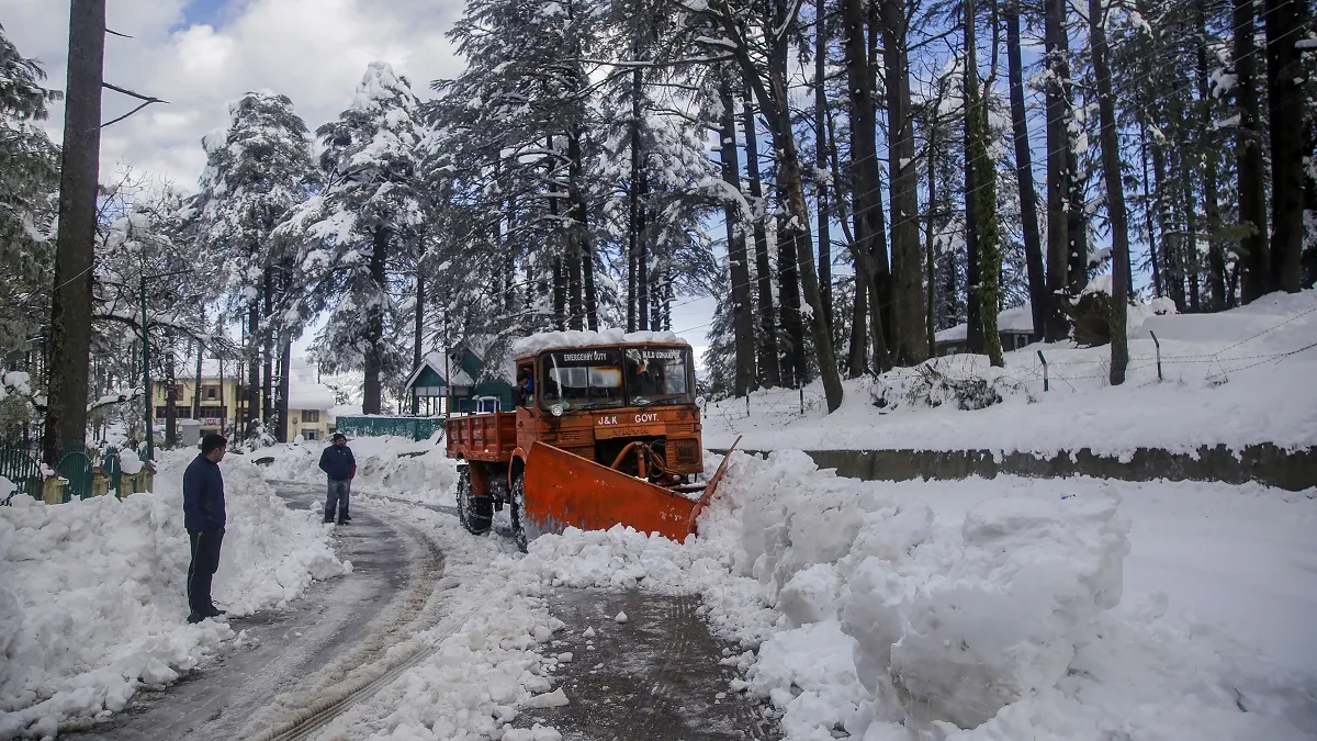 A snow cutter clears the Jammu-Srinagar national highway following fresh snowfall, at Patnitop.- India TV Hindi