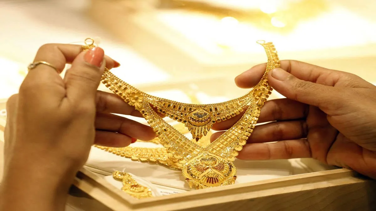 Gold jumps Rs 332 on positive global trend- India TV Paisa