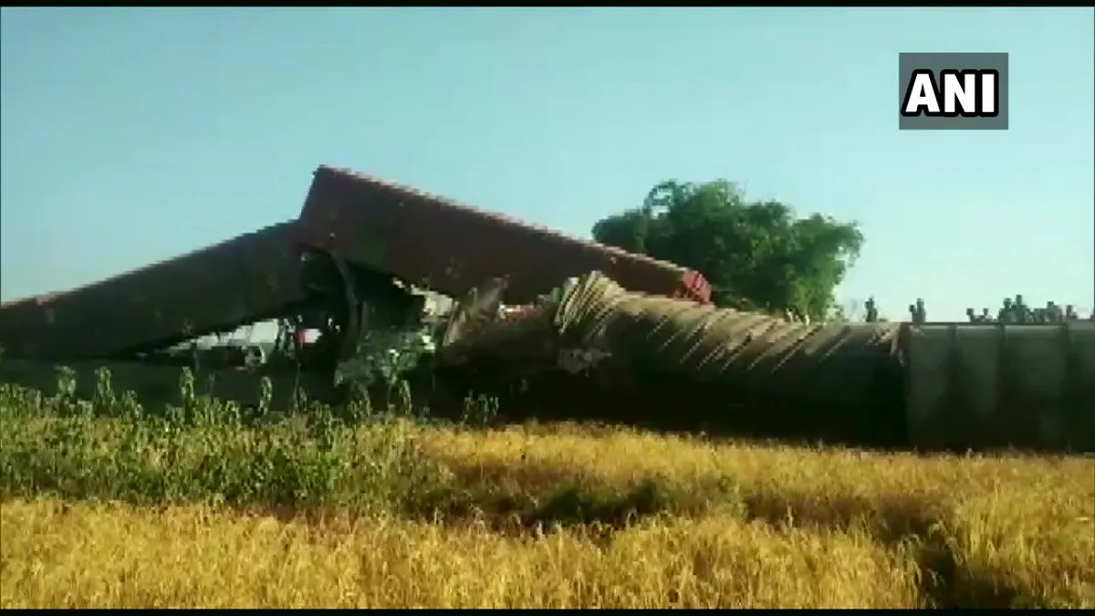 7 wagons of a goods train derailed near Naharkatia railway...- India TV Hindi