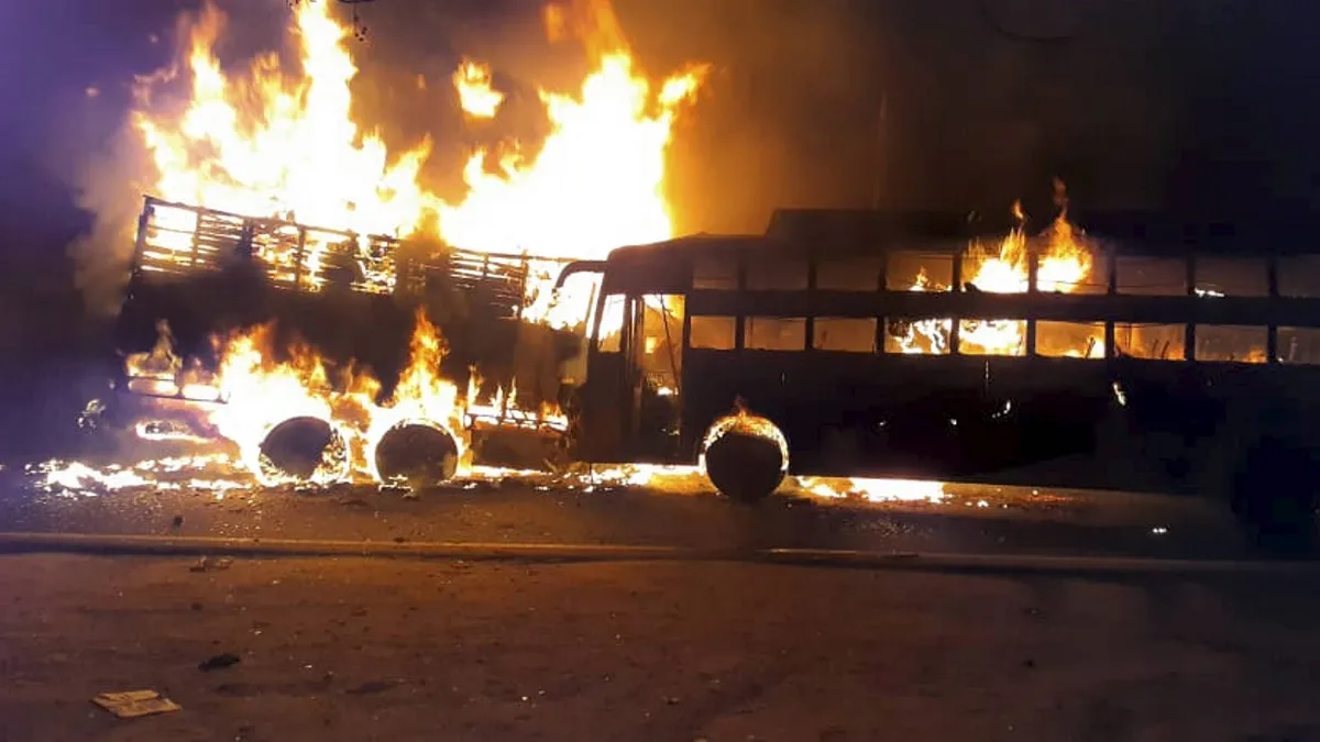Fire broke out after collision of bus-truck on GT Road at Kannauj.- India TV Hindi