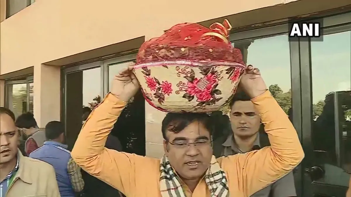 Bihari Lal Nokha BJP MLA enters Rajasthan assembly with a basket of locusts- India TV Hindi