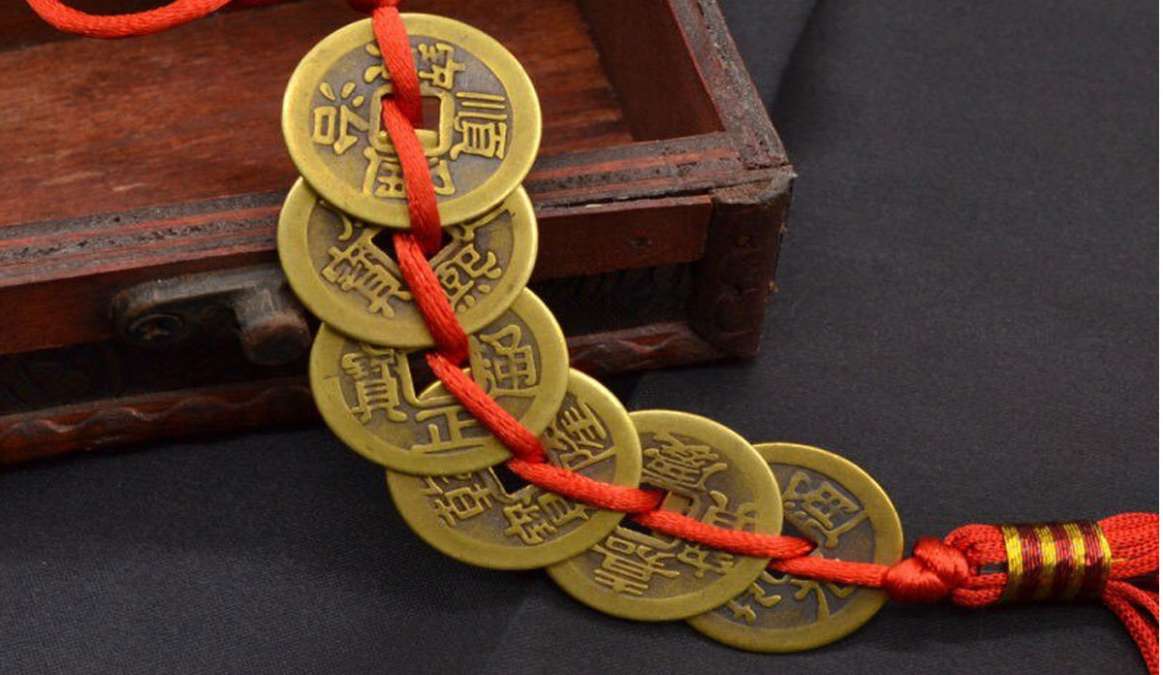 Feng shui coins will help you for good luck bhavishvani: Vastu Tips: घर पर  लगाए फेंगशुई के सिक्के, मिलेगा कर्ज से छुटकारा - India TV Hindi News