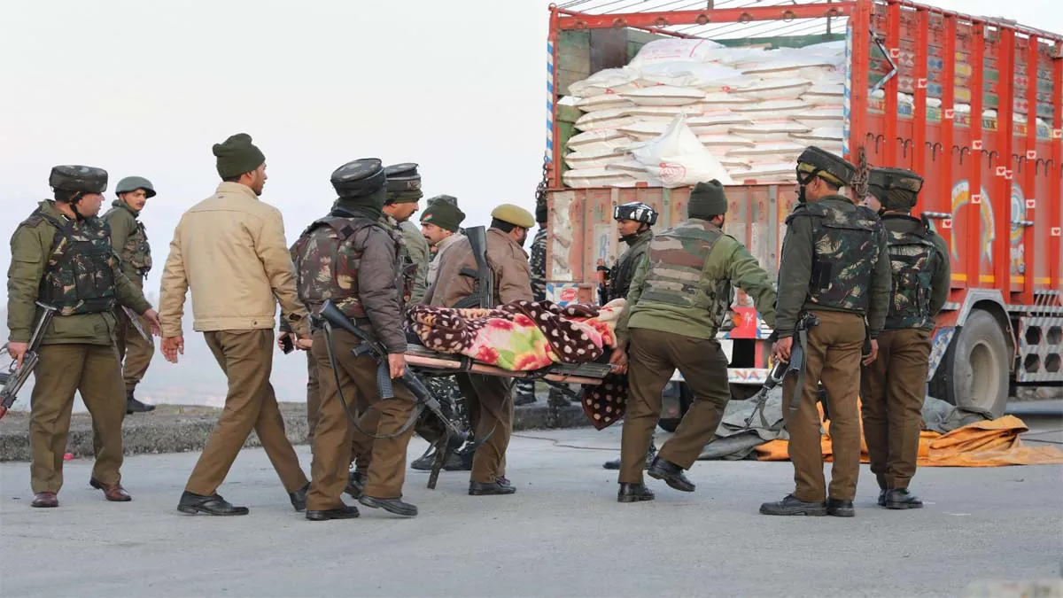 आतंकवादियों को ले जा रहा ट्रक चालक पुलवामा आत्मघाती हमलावर का भाई : डीजीपी - India TV Hindi