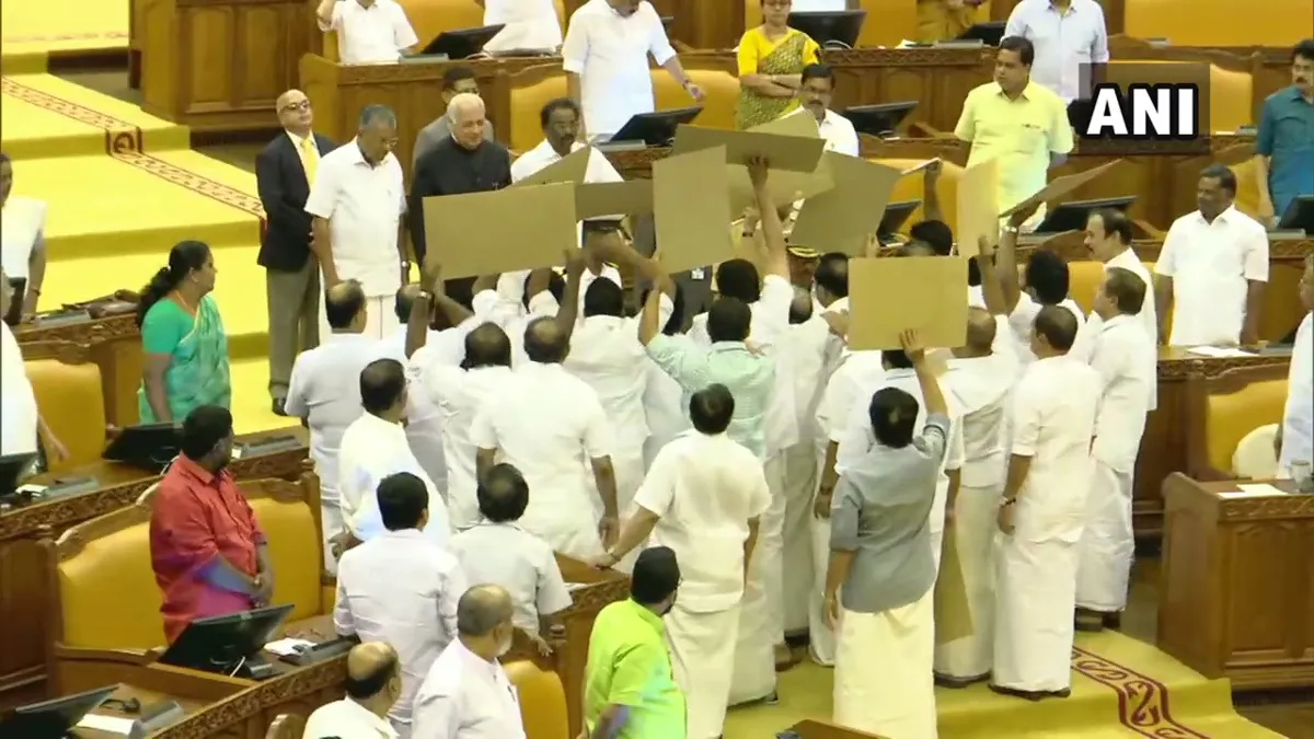 Opposition UDF MLAs block Kerala Governor Arif Mohammed...- India TV Hindi