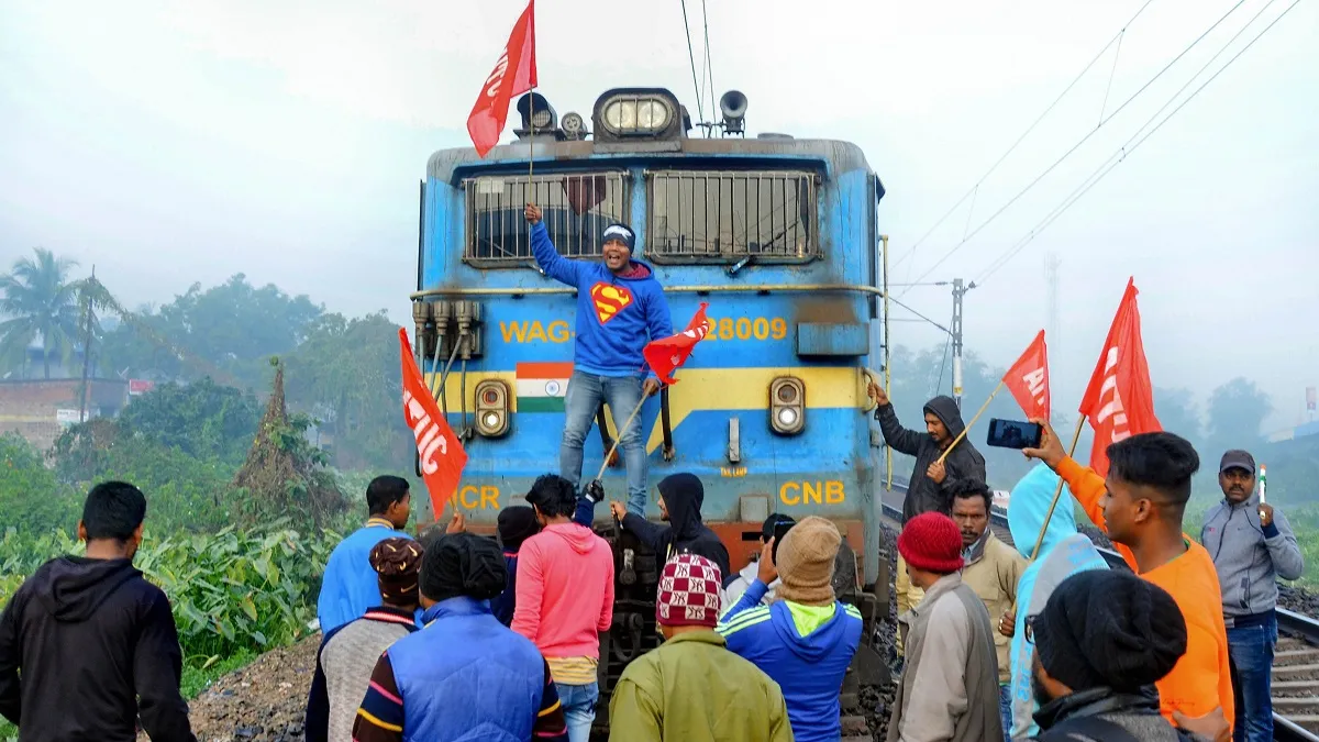 Members of AITUC and INTUC block a train during the trade...- India TV Hindi