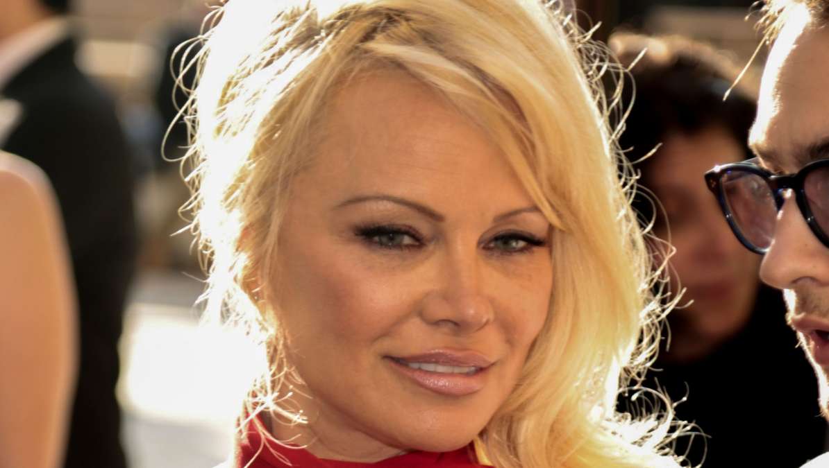 Baywatch Star Pamela Anderson Marries For Fifth Time ब व च फ म एक ट र स प म ल ए डरसन न 52 क उम र म क प चव श द पत क उम र 74 स ल India Tv Hindi News