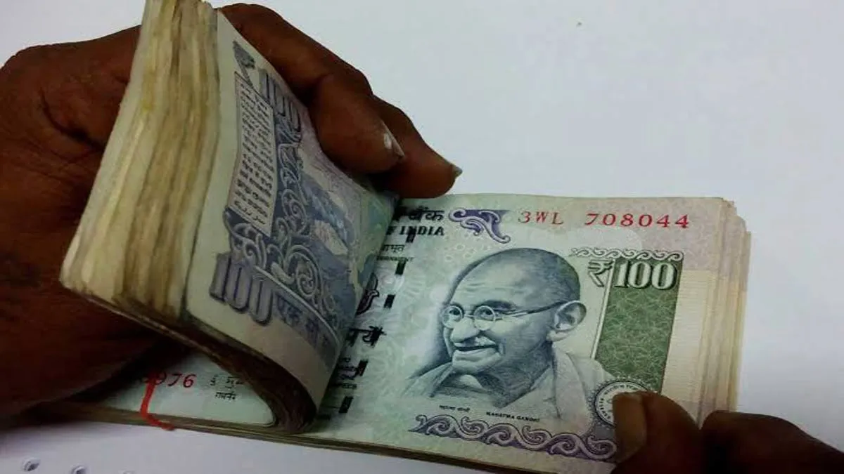 Rupee slides 22 paise to 3-week low on equity rout- India TV Paisa