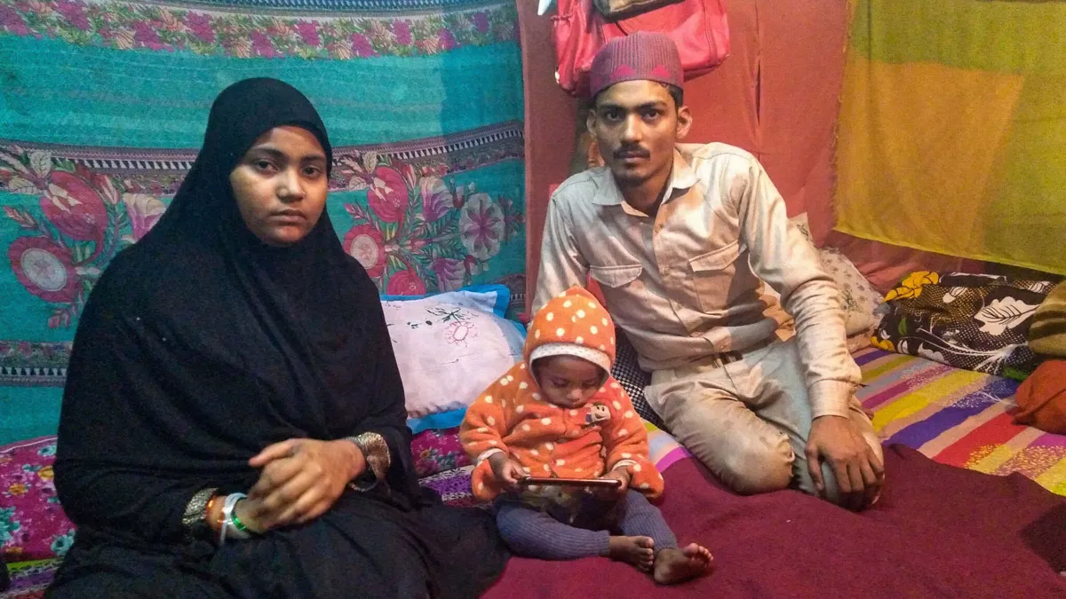 Mohammed Arif (R) and Nazia with one of their surviving...- India TV Hindi