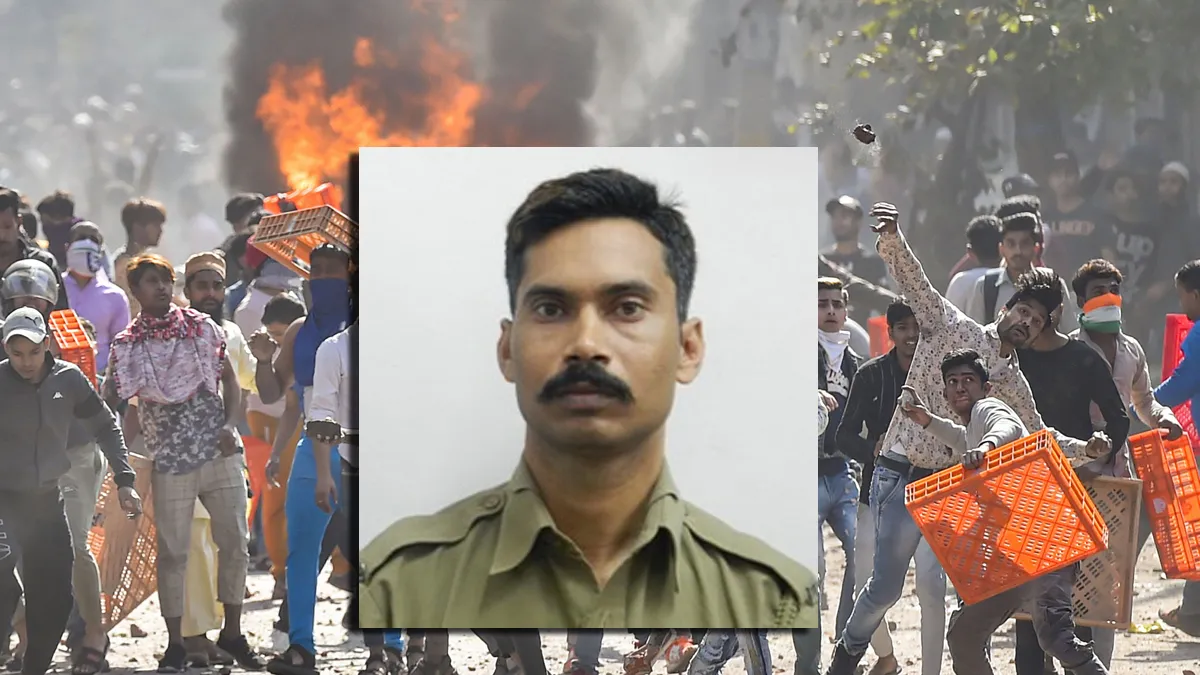 Protestors hurl brick-bats during clashes between a group...- India TV Hindi
