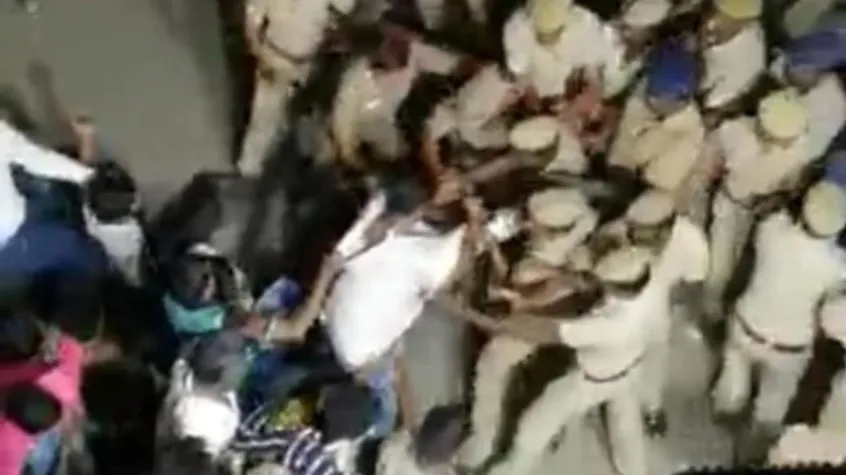 एंटी-CAA प्रदर्शनकारियों की पुलिस से झड़प- India TV Hindi